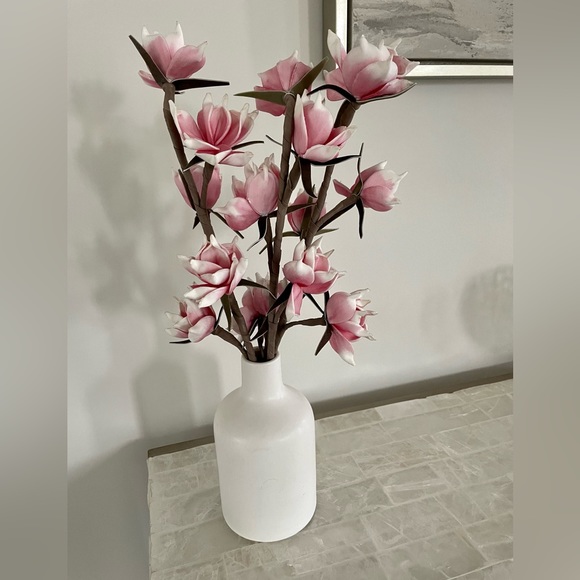 BRAND NEW! Floral decor in vase - Picture 2 of 4